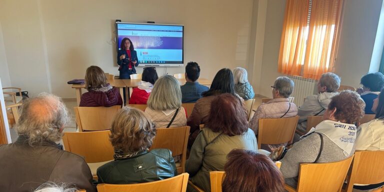Rocío Martín presentando el proyecto Women's Legacy ante un grupo de asistentes a la sesión de adhesión del Ayuntamiento de Cabrillas (Salamanca)